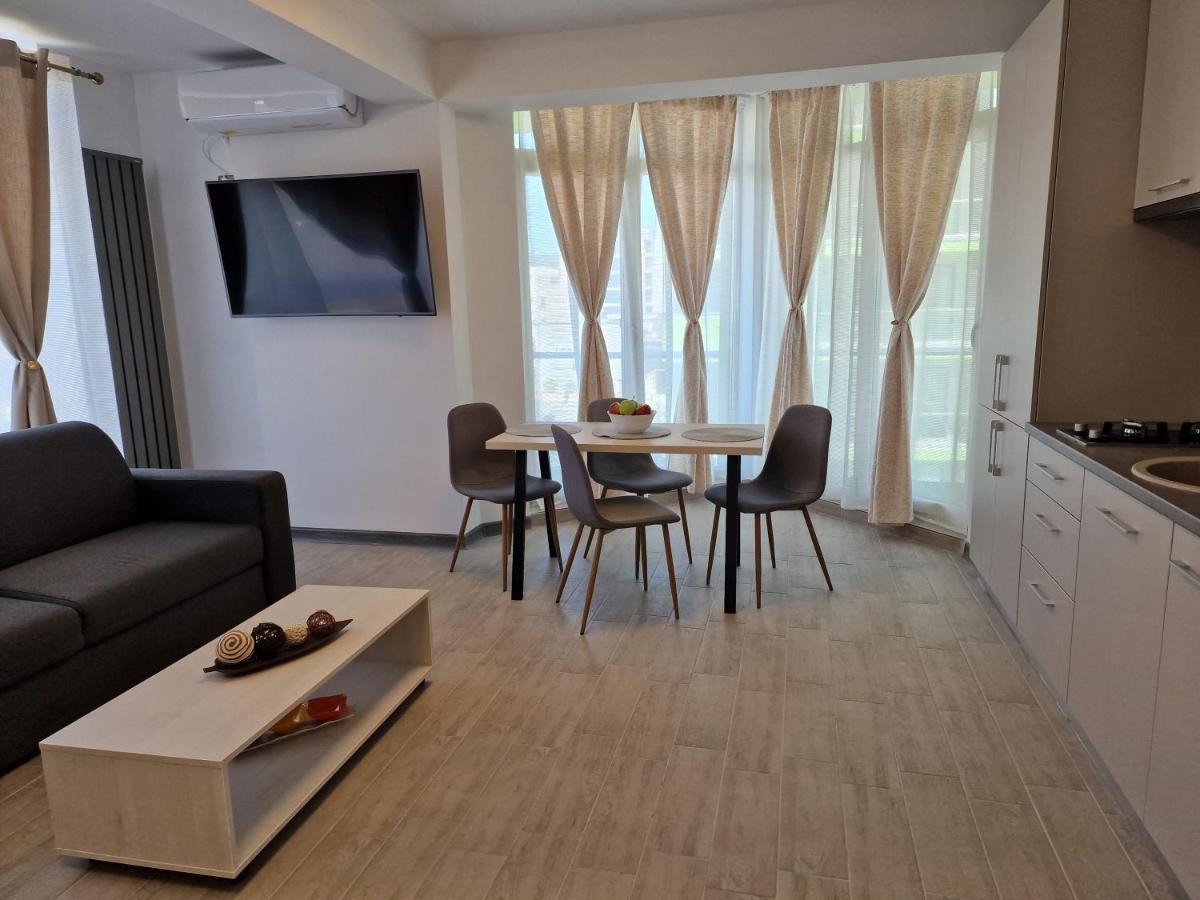 Cristalex Aparthotel & Spa Mamaia Nord นาโวดาริ ภายนอก รูปภาพ