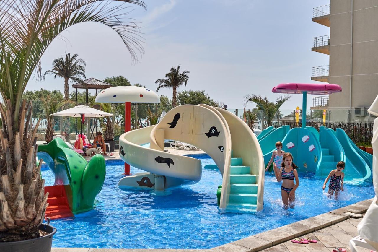 Cristalex Aparthotel & Spa Mamaia Nord นาโวดาริ ภายนอก รูปภาพ