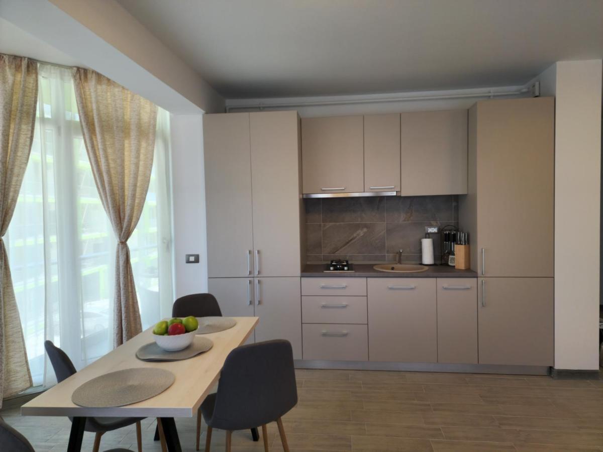 Cristalex Aparthotel & Spa Mamaia Nord นาโวดาริ ภายนอก รูปภาพ