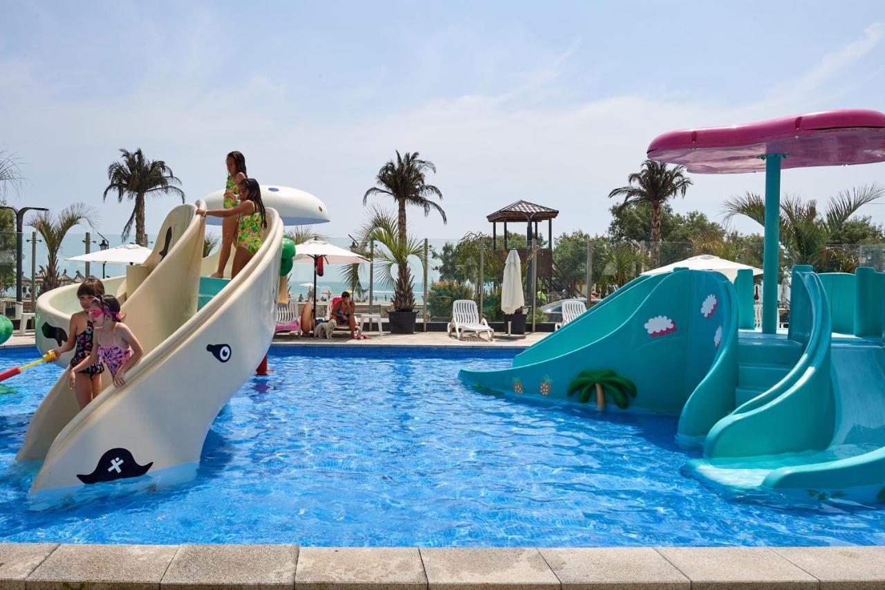 Cristalex Aparthotel & Spa Mamaia Nord นาโวดาริ ภายนอก รูปภาพ